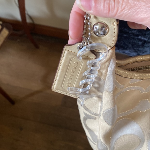 🦊 Coach gold crossbody. - Picture 4 of 6